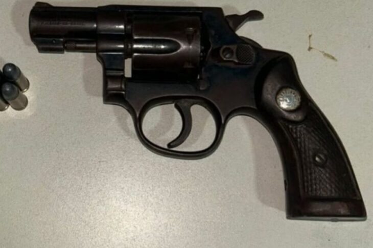 Mulher é detida com revólver após denúncia anônima em Riacho de Santana