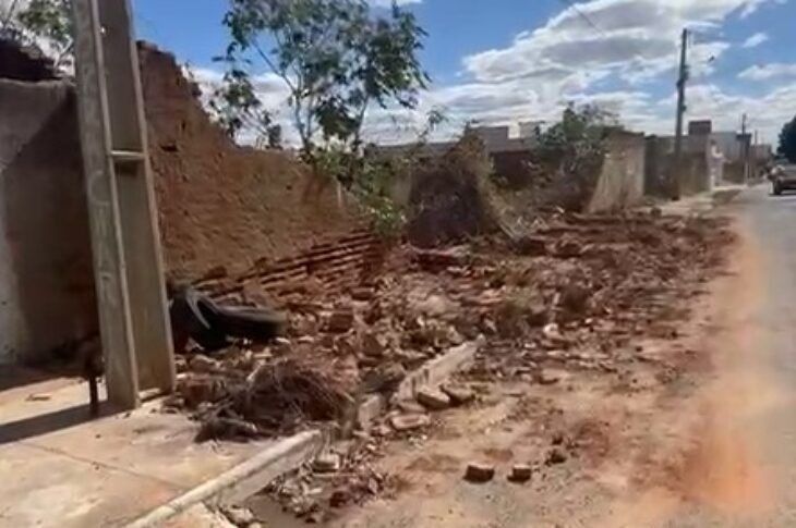 Prefeitura de Guanambi intensifica fiscalização e notifica proprietário de lote abandonado no Bairro São Francisco