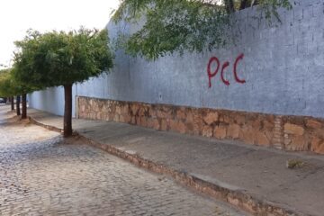 Muros pichados com sigla do PCC em Caetité