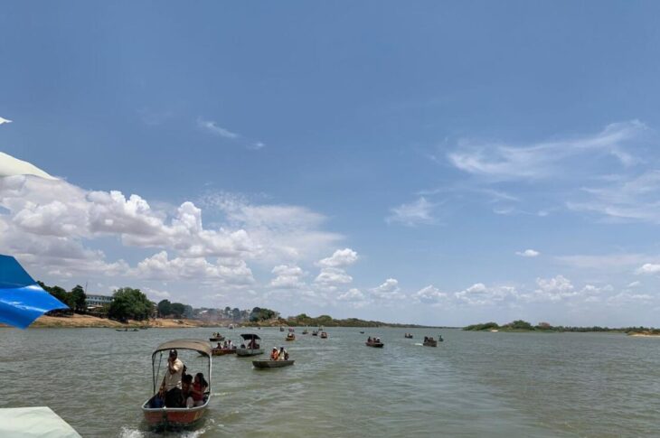 Fieis acompanham procissão de Nossa Senhora Aparecida nas águas do Rio São Francisco