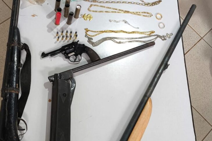 PM apreende armas, drogas e dinheiro falso na zona rural de Tanque Novo