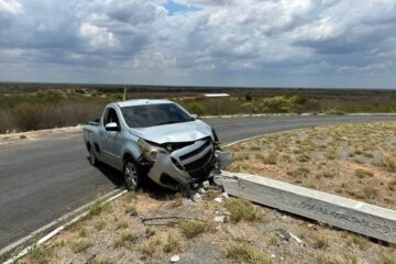 Veículo de empresa terceirizada colide com poste em rotatória da BA-263 em Palmas de Monte Alto
