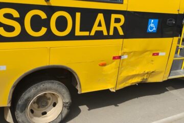 Ônibus escolar e caminhonete se envolvem em colisão no bairro Sandoval Moraes em Guanambi