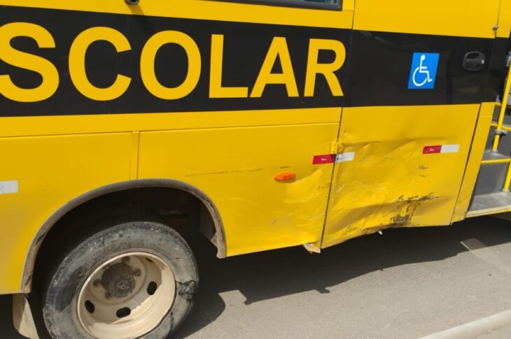 Ônibus escolar e caminhonete se envolvem em colisão no bairro Sandoval Moraes em Guanambi