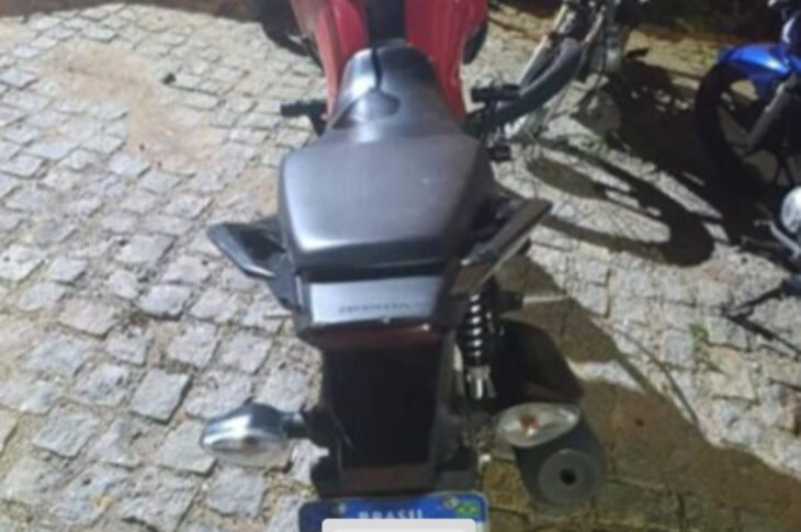 Motocicleta com sinais de adulteração é apreendida no centro de Guanambi