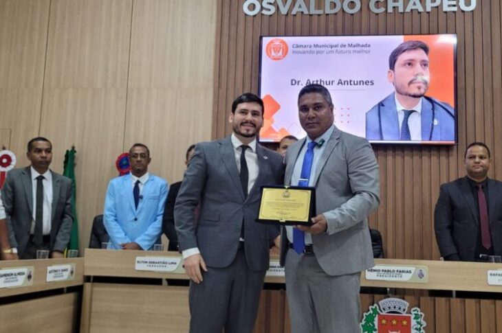 Juiz Arthur Antunes Amaro Neves recebe Moção de Aplauso em cerimônia na Câmara de Malhada