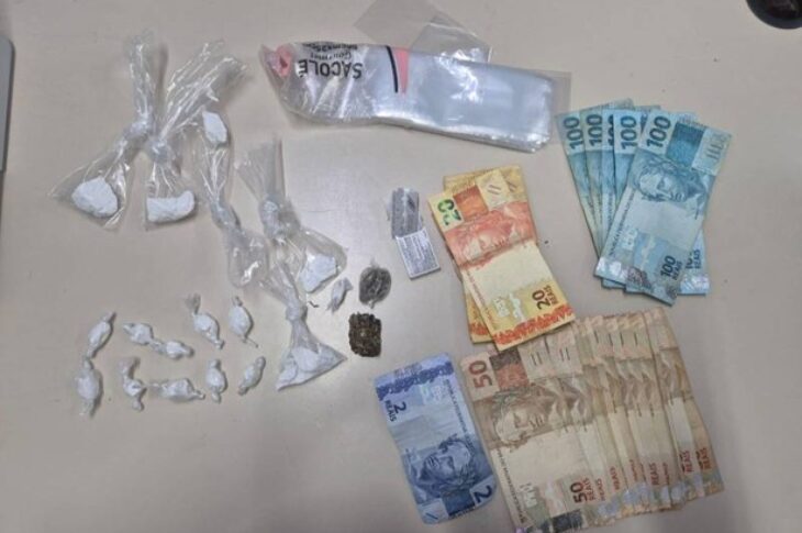 Polícia apreende drogas e dinheiro durante ação contra o tráfico no bairro Marabá, em Guanambi