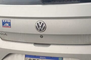 Veículo da Prefeitura de Riacho de Santana é flagrado em estacionamento do Assaí em Guanambi