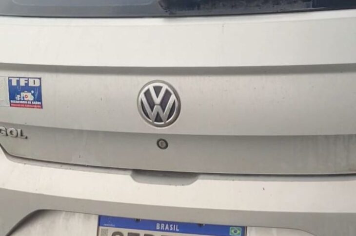 Veículo da Prefeitura de Riacho de Santana é flagrado em estacionamento do Assaí em Guanambi