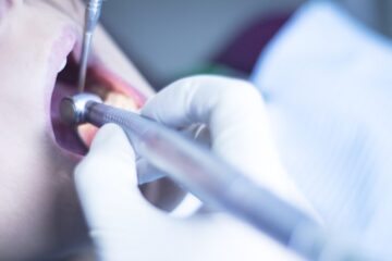 Dentista é indiciada novamente por procedimentos estéticos irregulares; total de vítimas chega a dez na região de Vitória da Conquista