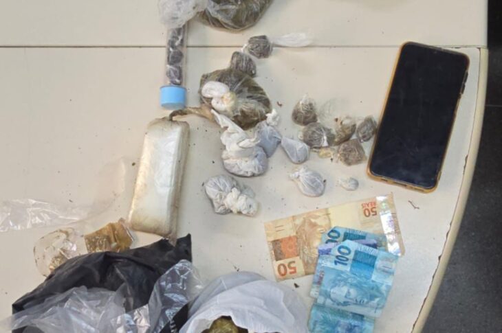 Rondesp prende dois suspeitos por tráfico de drogas no bairro Brasília em Guanambi