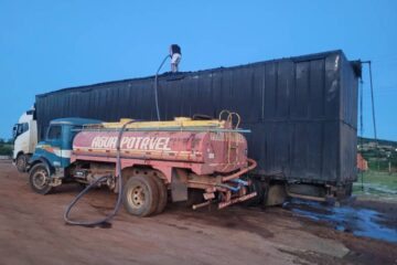 Incêndio atinge carreta carregada com carvão às margens da BR-122 em Urandi