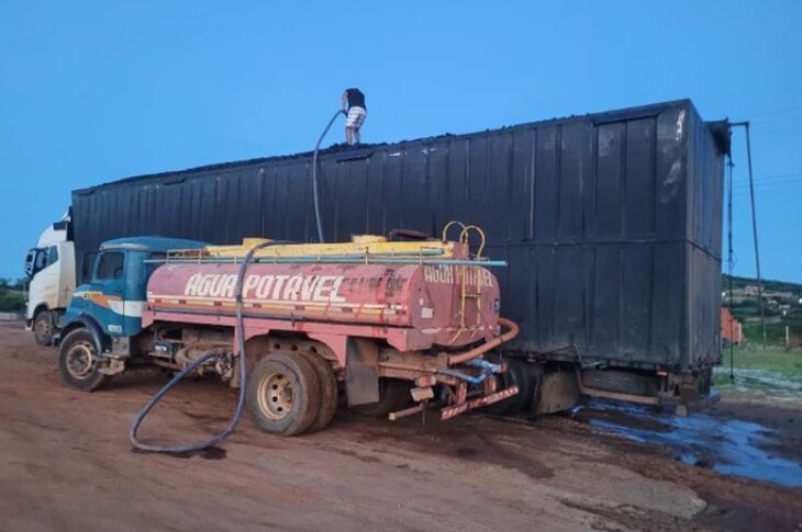 Incêndio atinge carreta carregada com carvão às margens da BR-122 em Urandi