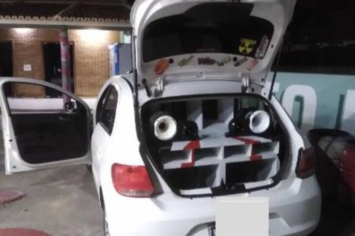 Veículo é apreendido após som automotivo e documentação vencida em Guanambi