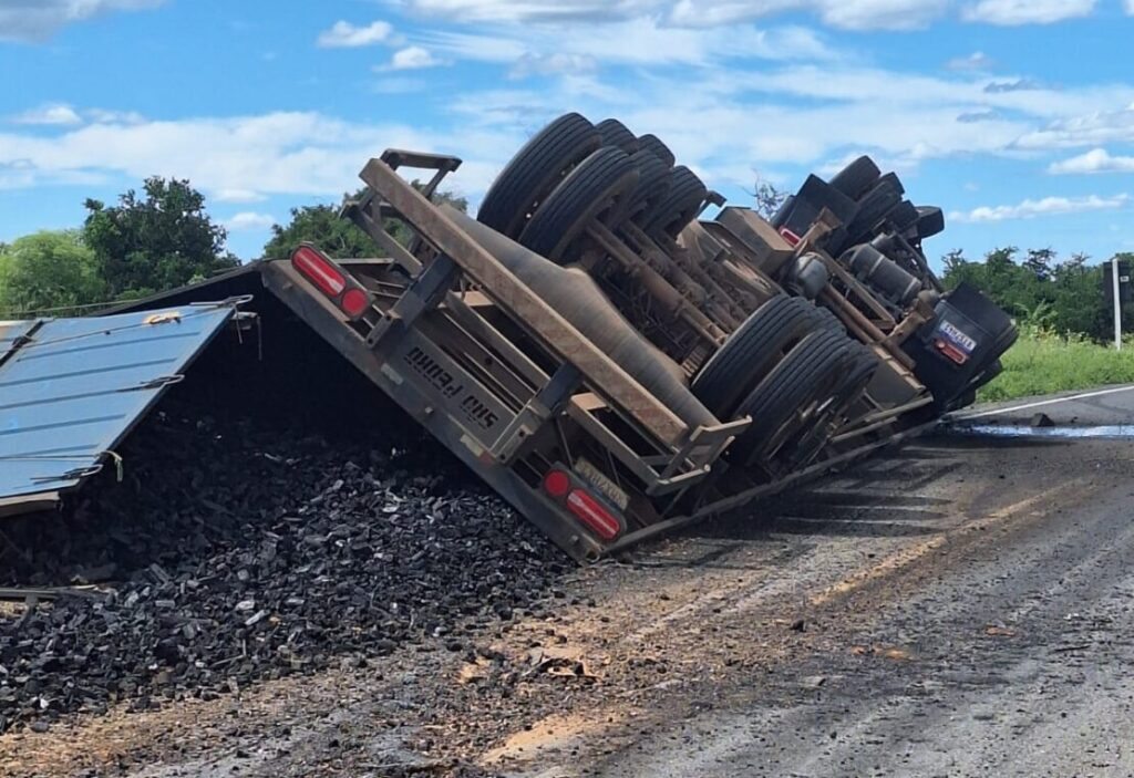 Carreta com carga de carvão tomba nas proximidades da fazenda Retiro em Malhada
