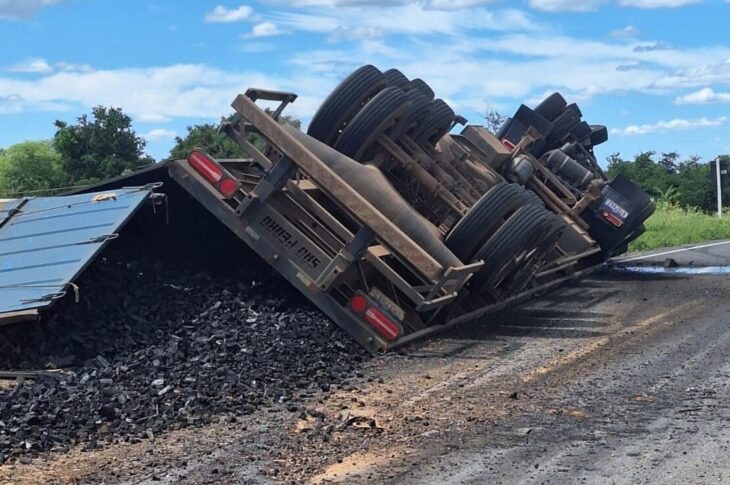 Carreta com carga de carvão tomba nas proximidades da fazenda Retiro em Malhada