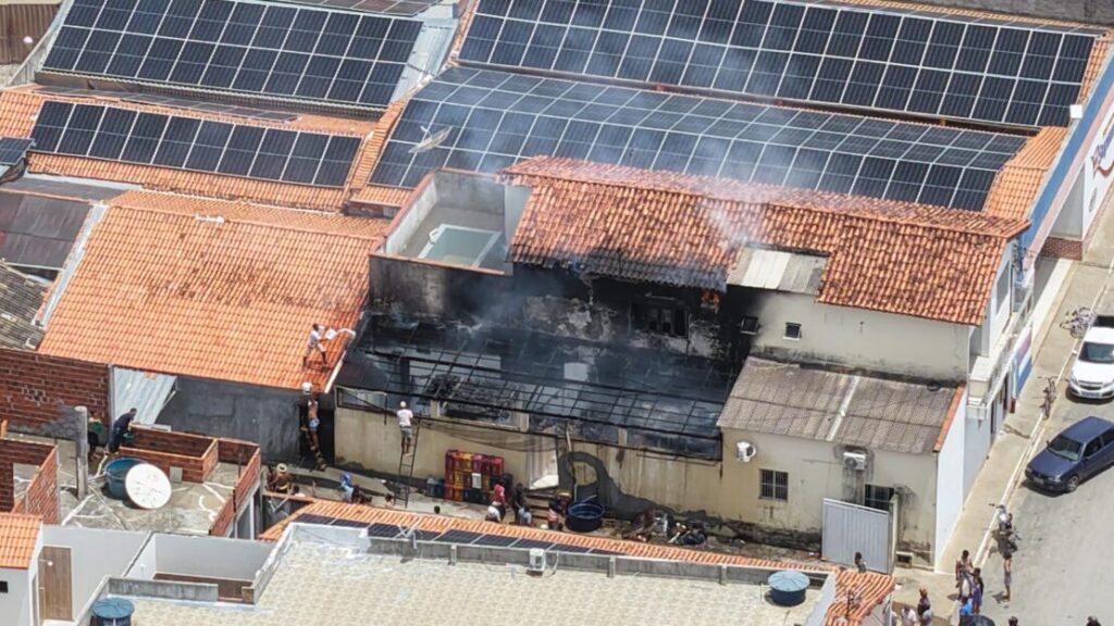 Fogo em ar-condicionado causa danos em supermercado no centro de Iuiú