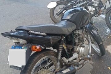 Motocicleta com escapamento irregular é apreendida no centro de Guanambi