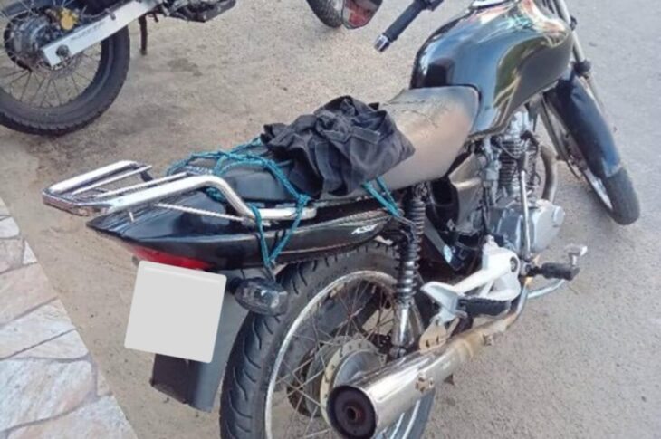 Motocicleta é apreendida após abordagem por barulho excessivo no bairro Brasília em Guanambi