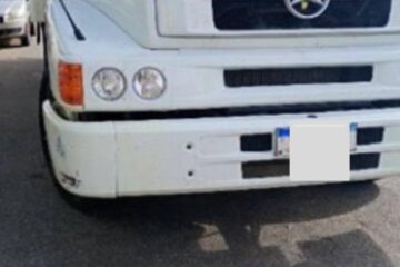 Caminhão atinge carro estacionado durante manobra no centro de Pindaí