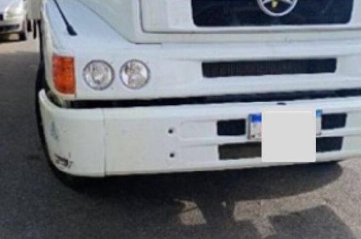 Caminhão atinge carro estacionado durante manobra no centro de Pindaí