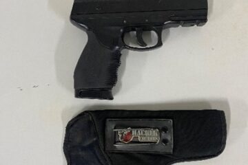 Homem é detido com simulacro de arma após ameaçar clientes em bar em Guanambi