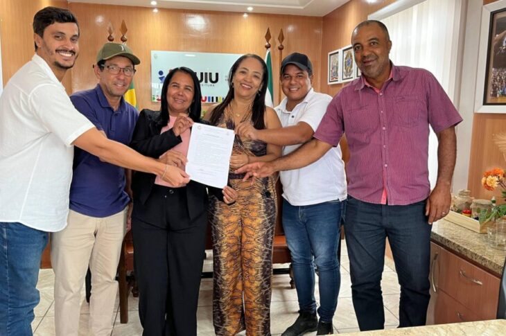 Prefeita de Iuiu assina ordem de serviço para construção de quadra poliesportiva no Novo Horizonte