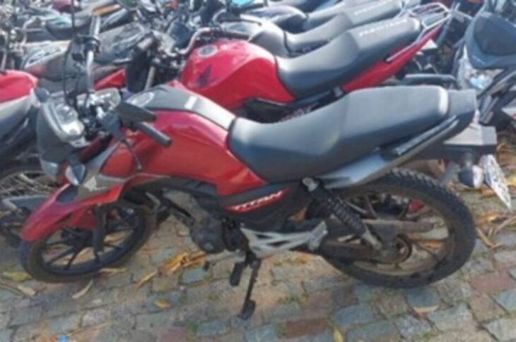 Motocicleta com restrição de roubo é recuperada durante rondas no Centro de Guanambi