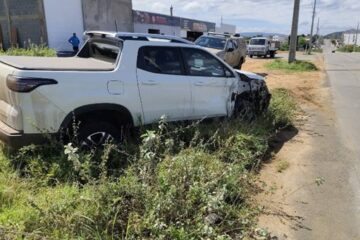 Caminhonete sai da pista e atinge poste após motorista dormir ao volante em Pindaí