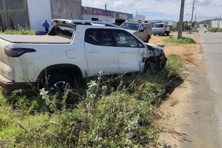 Caminhonete sai da pista e atinge poste após motorista dormir ao volante em Pindaí