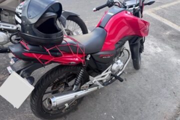 Motocicleta é apreendida após manobras e poluição sonora no centro de Guanambi