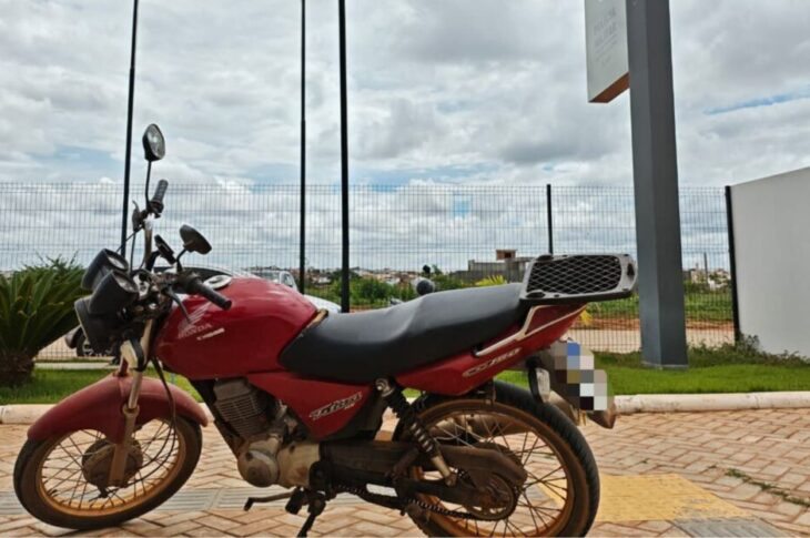 Moto com restrição de roubo é recuperada pela PM em Caculé